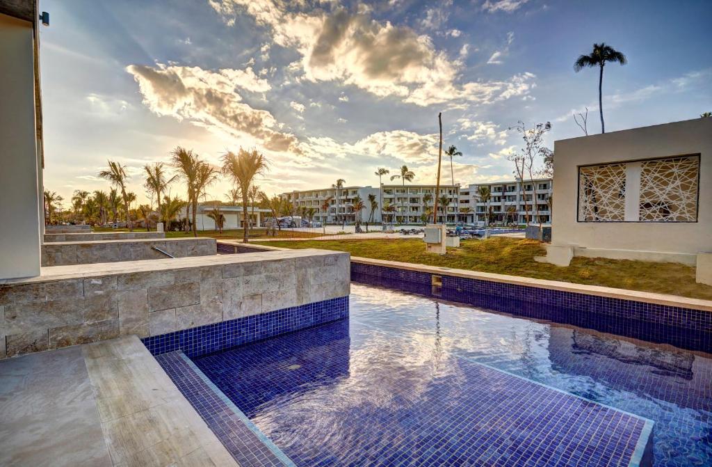Bazén v ubytování Royalton Bavaro, An Autograph Collection All-Inclusive Resort & Casino nebo v jeho okolí