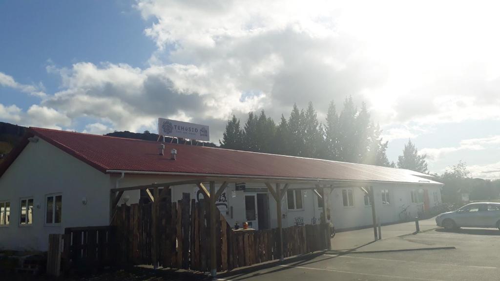 The building in which a hosteleket is located