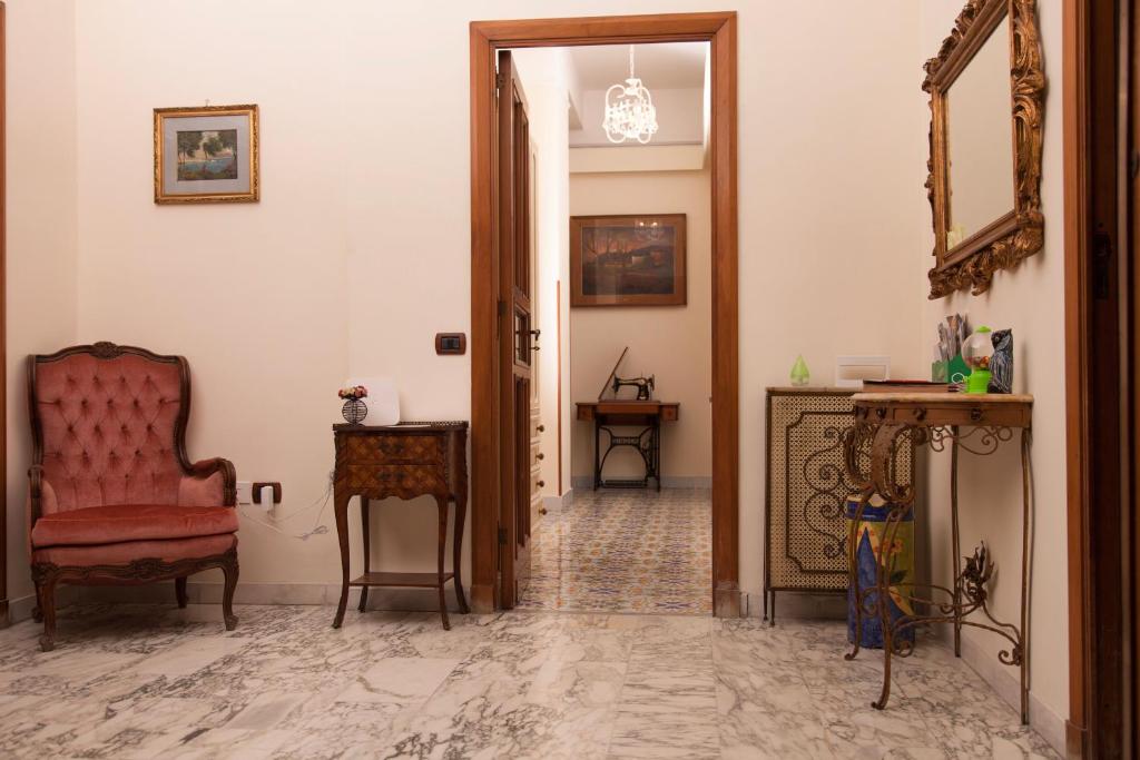 Posedenie v ubytovaní Maman Suite, city center near Molo Beverello