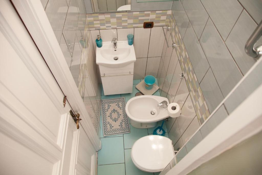 Kúpeľňa v ubytovaní Maman Suite, city center near Molo Beverello