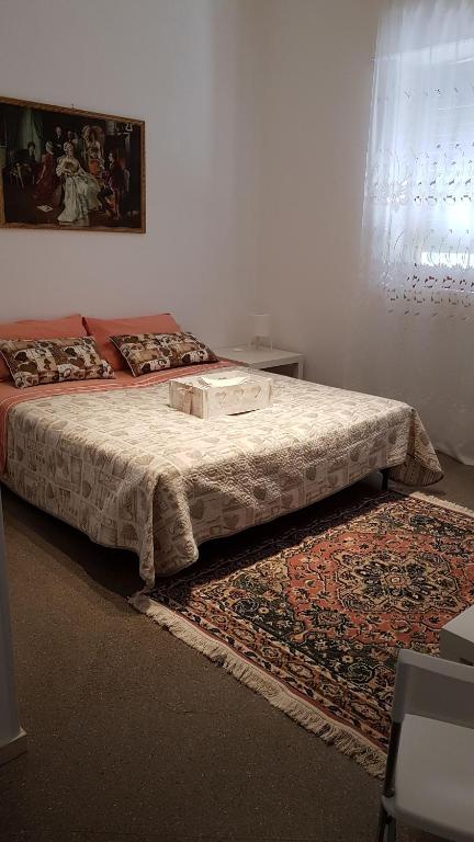 a large bed in a room with a rug at Holiday B&B 1984 in Bari