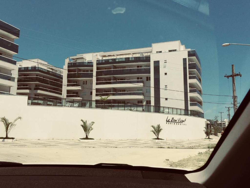 un edificio con palmeras frente a un edificio en Bem Vindo A Arraial Do Cabo Le Bon 305B, en Arraial do Cabo