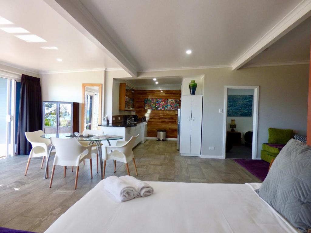 Posezení v ubytování ArtHOUSE Beachfront Accommodation