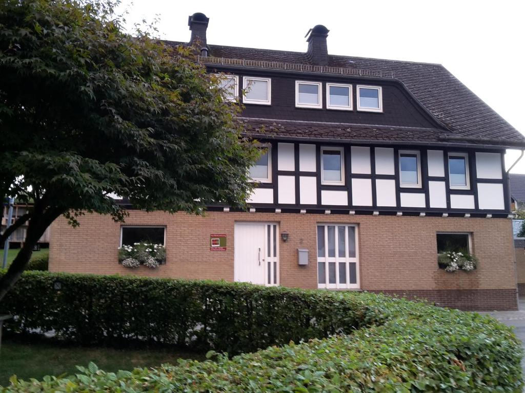 ein Haus mit einem schwarz-weißen Haus in der Unterkunft Ferienwohnung Kamitter in Schmallenberg