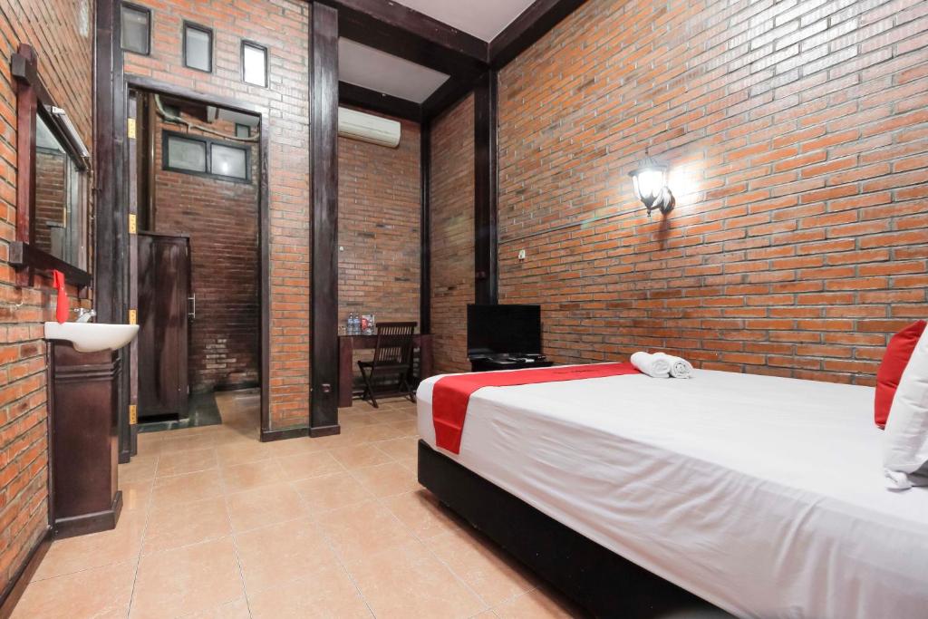 Postel nebo postele na pokoji v ubytování RedDoorz @ Cilandak Timur