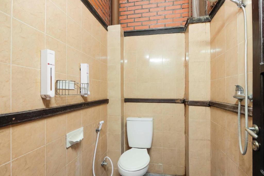 Koupelna v ubytování RedDoorz @ Cilandak Timur