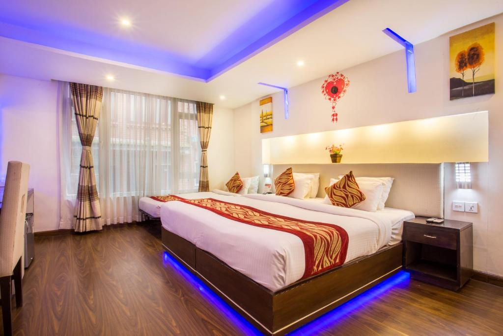 Postel nebo postele na pokoji v ubytování Avataar Kathmandu Hotel