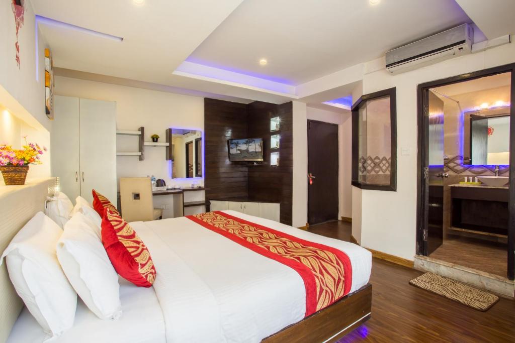 Postel nebo postele na pokoji v ubytování Avataar Kathmandu Hotel