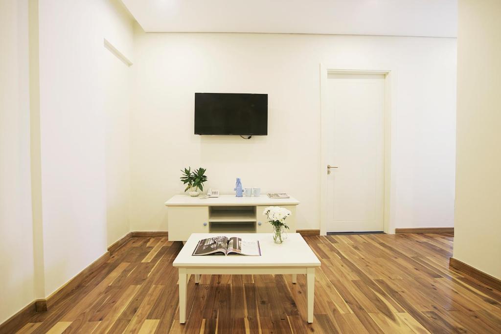 TV a/nebo společenská místnost v ubytování Palmier Hotel - Art House Da Nang