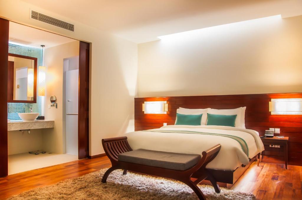 Postel nebo postele na pokoji v ubytování Lotus Blanc Hotel
