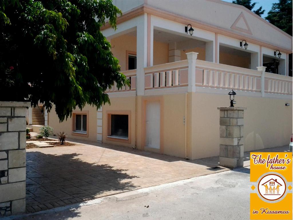 Cette grande maison dispose d'un balcon. dans l'établissement father's house in kissamos, à Korfalónas