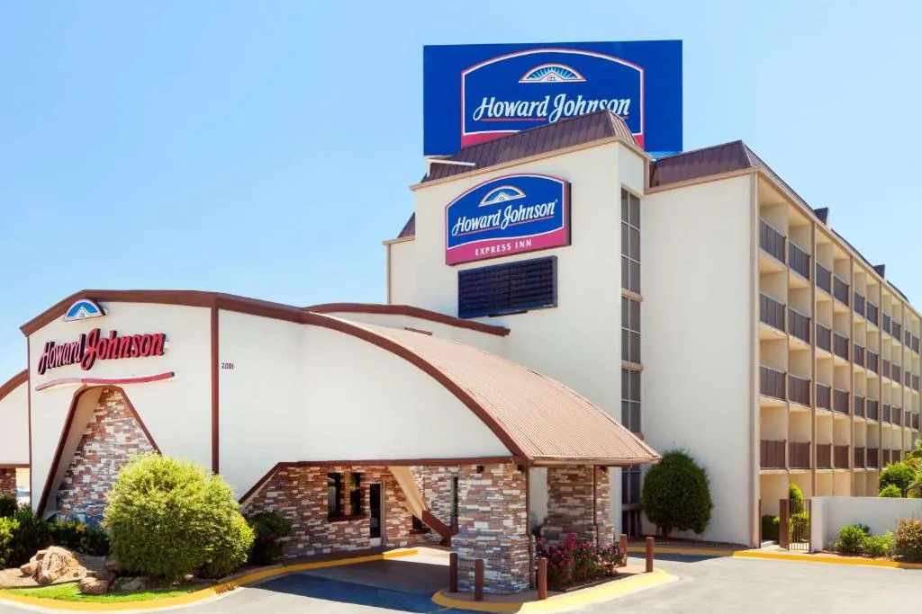 Howard Johnson by Wyndham Arlington Ballpark / Six Flags in North Richland Hills