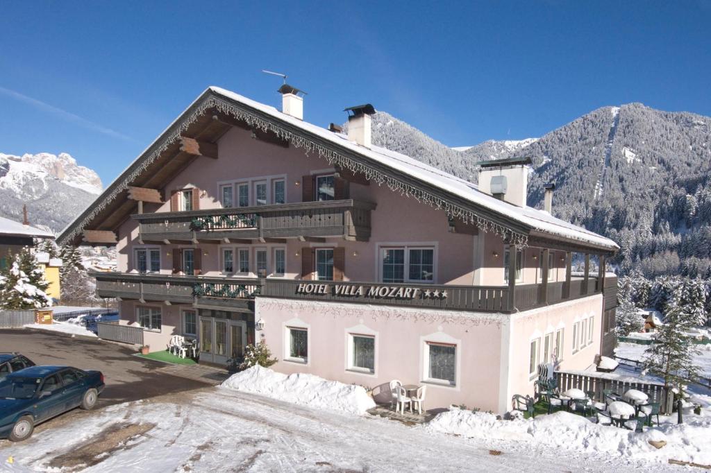 Nespecifikovaný výhled na hory nebo výhled na hory při pohledu z hotelu