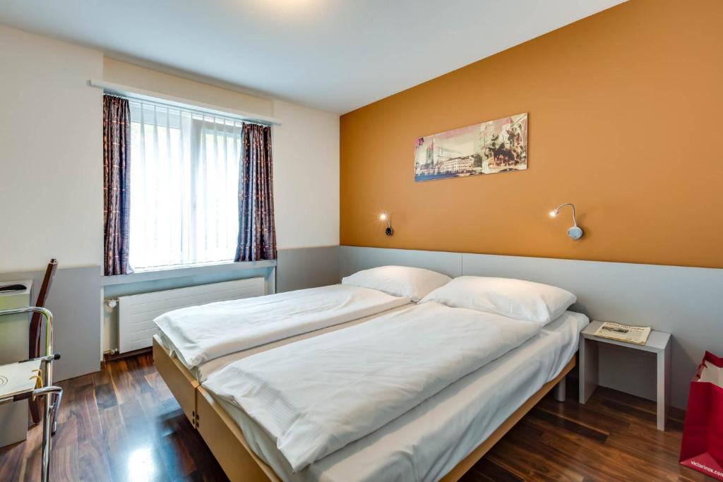 sypialnia z dużym łóżkiem w pokoju w obiekcie Alexander Guesthouse Zurich Old Town w Zurychu