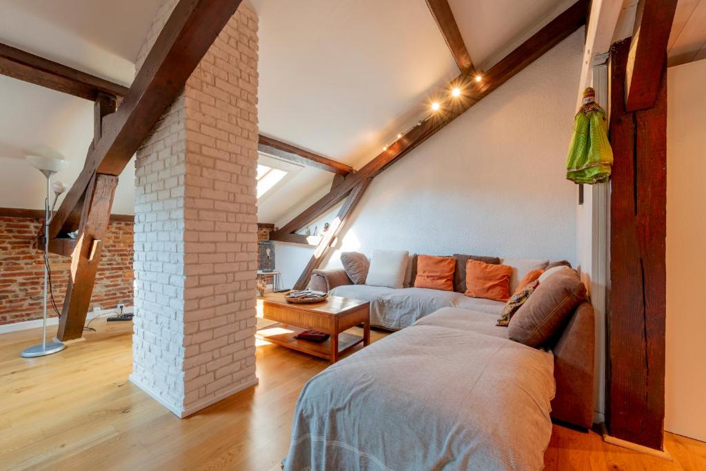 - un salon avec un lit et un canapé dans l'établissement Le Toulousain by Cocoonr, à Toulouse