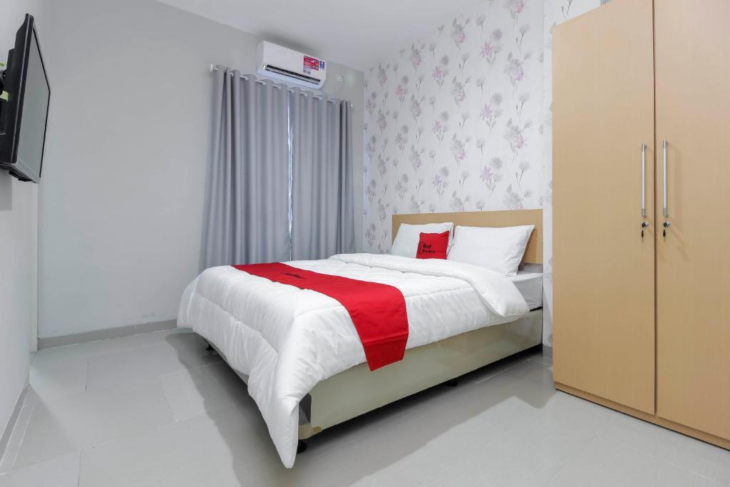 Ένα ή περισσότερα κρεβάτια σε δωμάτιο στο RedDoorz Syariah near Metropolitan Mall Bekasi