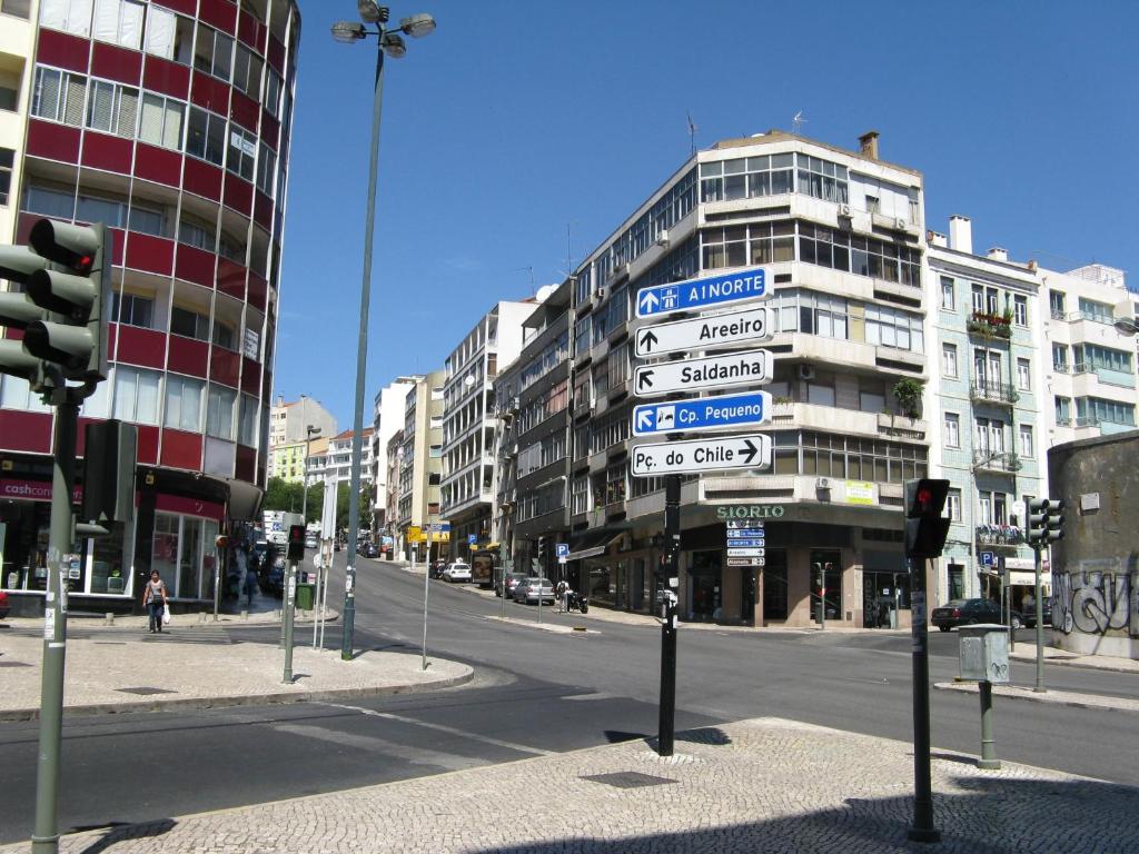 リスボンにあるレジデンシャル ノッソ ラールの街の看板が多い通り