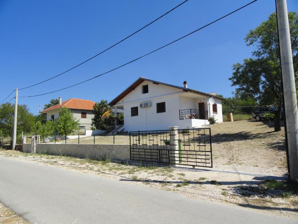 Biały dom przy drodze w obiekcie Appartement Nicole BENKOVAC w mieście Benkovac