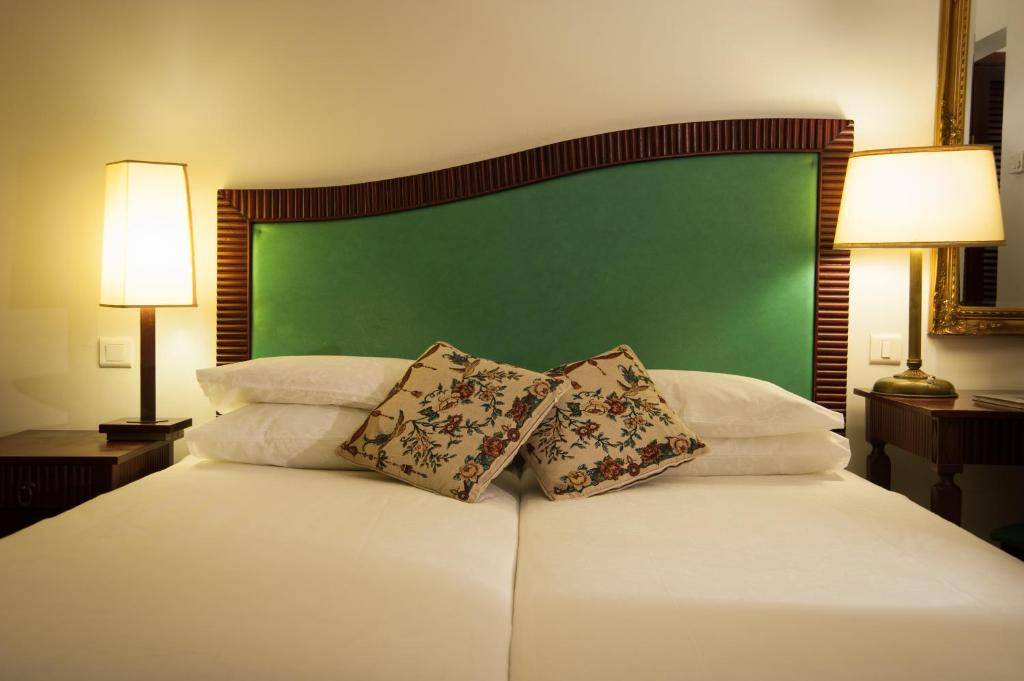 Una cama o camas en una habitación de Jerusalem Gold Hotel