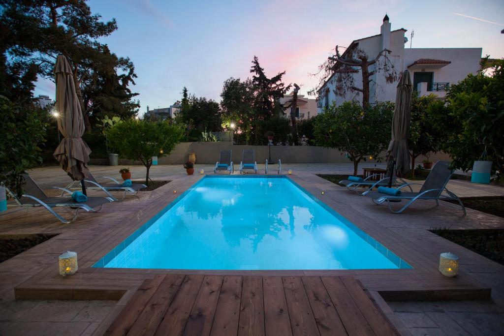 Bazén v ubytování Sunny Rhodes Villa nebo v jeho okolí