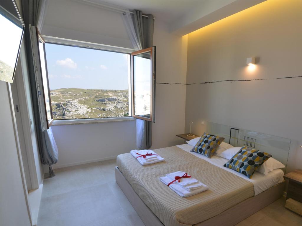 1 dormitorio con cama y ventana grande en Graffiti, en Matera