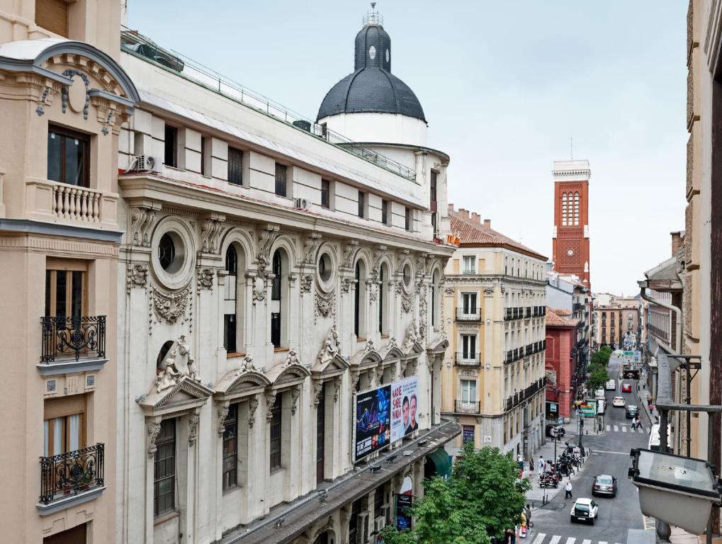Una vista de una calle de la ciudad con edificios. en Catalonia Puerta del Sol, en Madrid