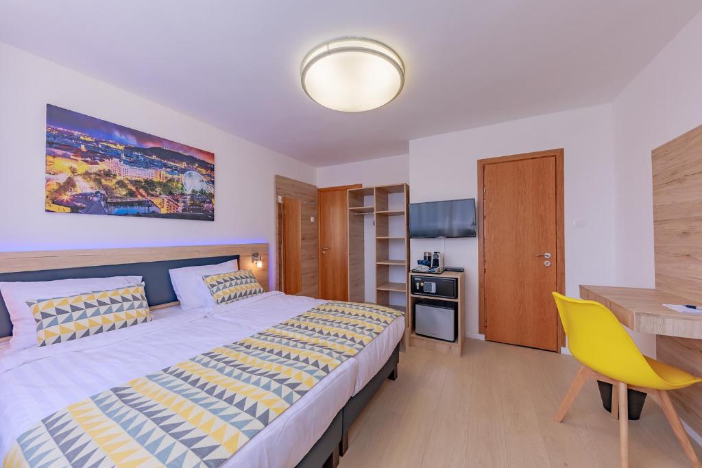 Posteľ alebo postele v izbe v ubytovaní Christina Residence