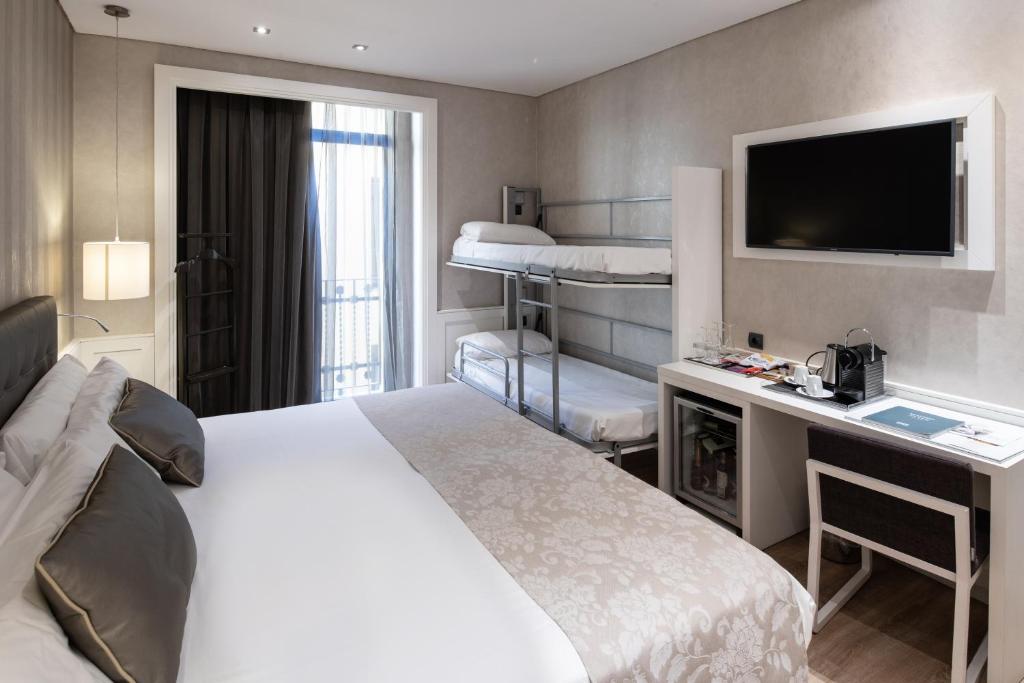 
Family Room (2 Adults + 2 Children)
