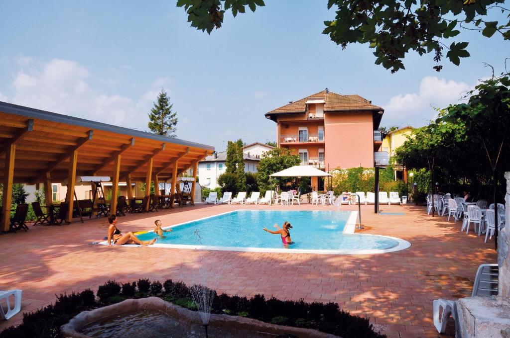 萊維科特爾梅的住宿－Villa Flora，一群人在游泳池玩耍
