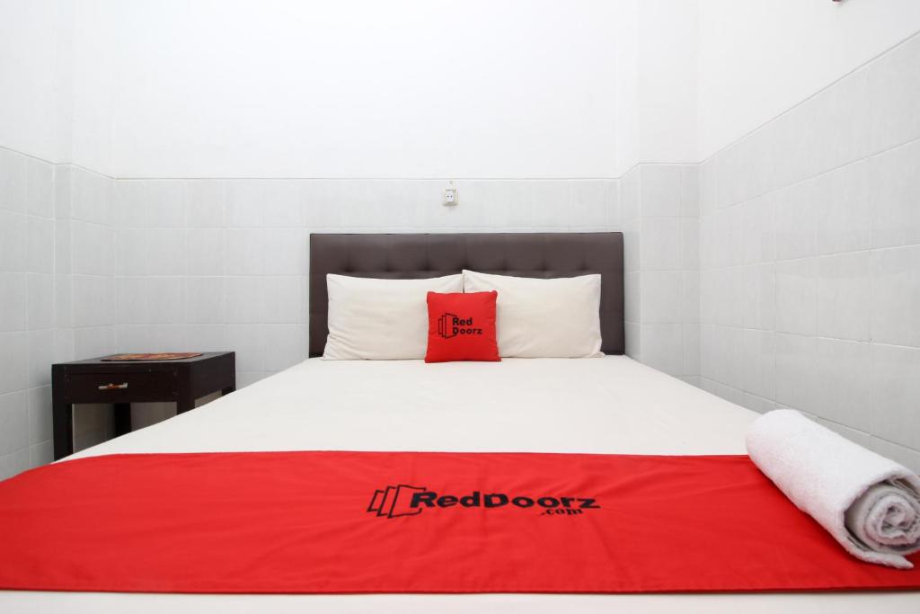 Postel nebo postele na pokoji v ubytování RedDoorz @ Seturan Raya