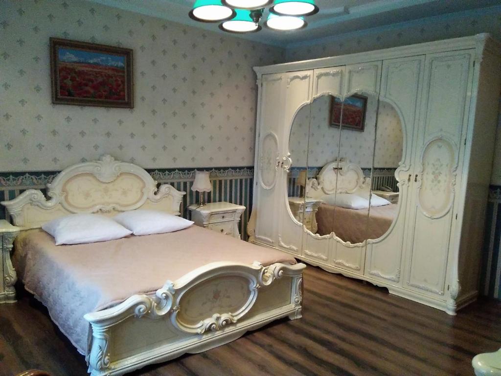 カリーニングラードにあるStary Dvorikのベッドルーム(大型ベッド1台、鏡付)