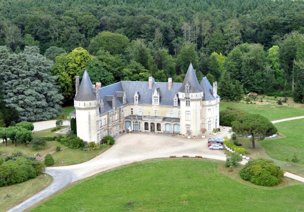 uma vista aérea de uma propriedade com um carro estacionado na entrada em Domaine de Bort em Saint-Priest-Taurion