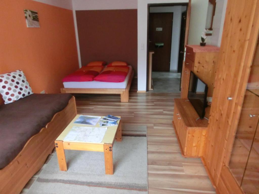 een woonkamer met een bank en een salontafel bij Appartement Inge in Kaprun