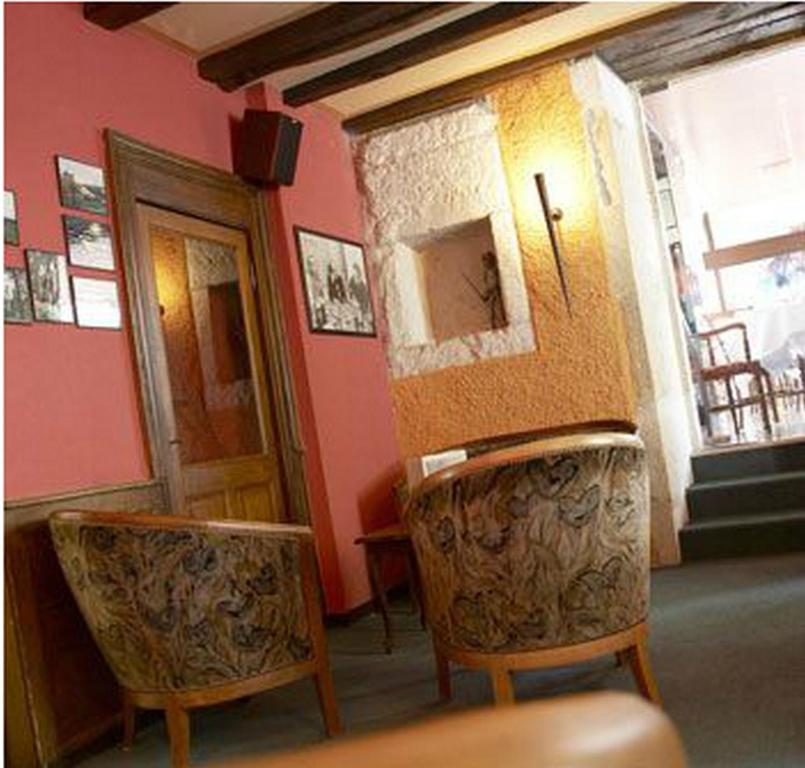 Posezení v ubytování Logis Hôtel Le Cheval Blanc