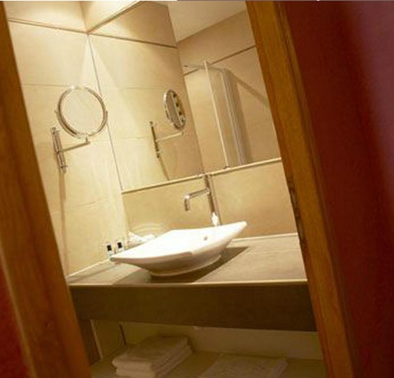 Koupelna v ubytování Logis Hôtel Le Cheval Blanc