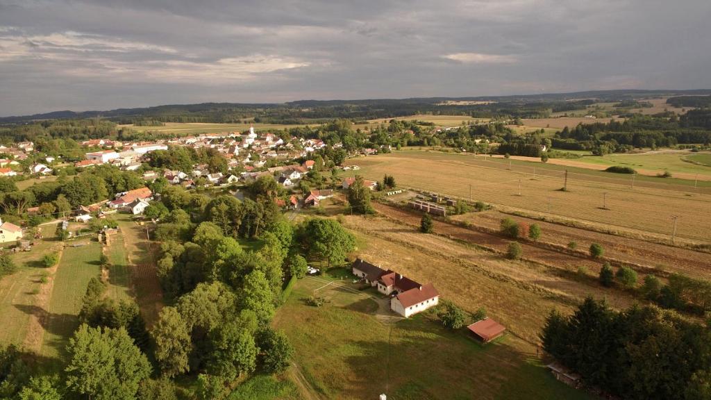 eine Luftansicht eines kleinen Dorfes auf einem Feld in der Unterkunft Prázdninový dům Cihelna in Tremles