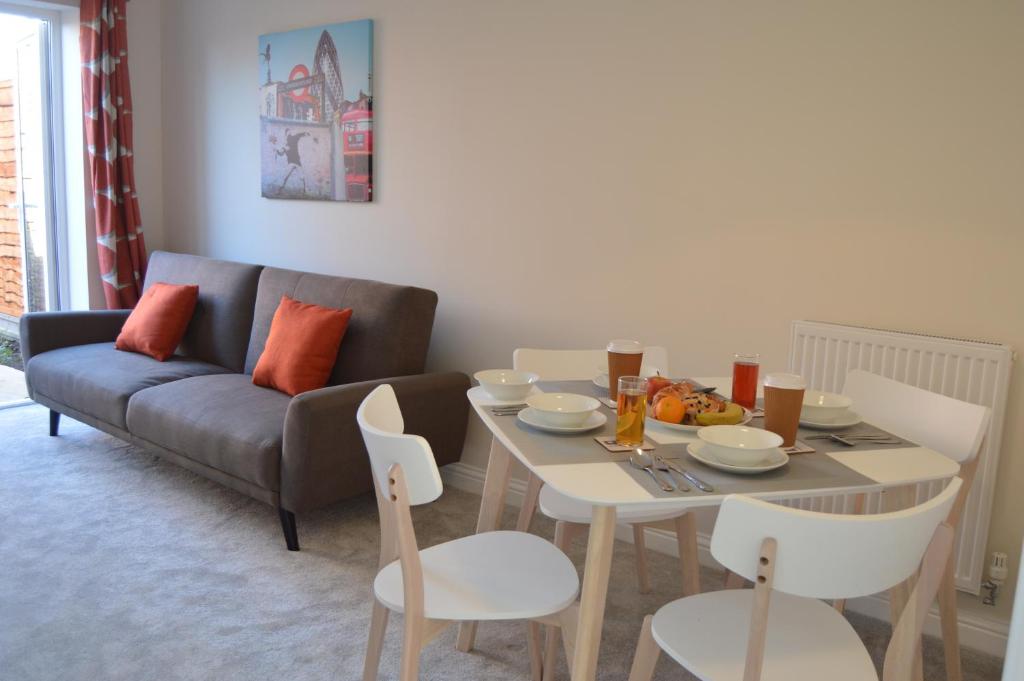 a living room with a table and a couch at Fantastic Hampton Centre Stay in Peterborough