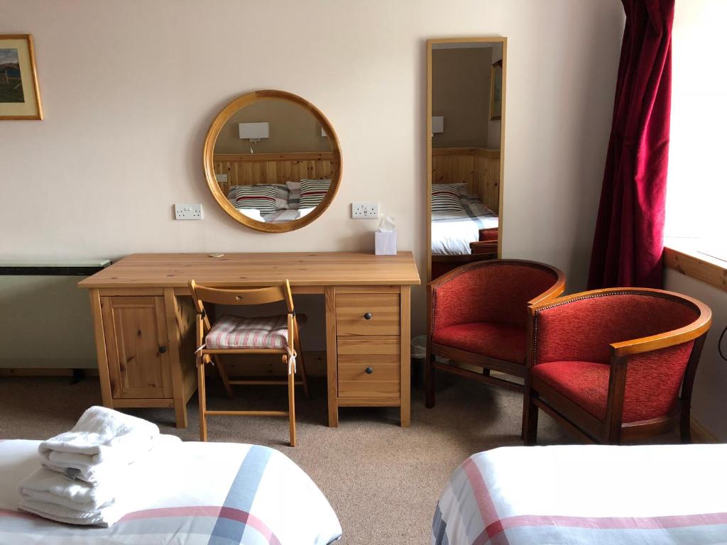 Postel nebo postele na pokoji v ubytování Port Askaig Hotel