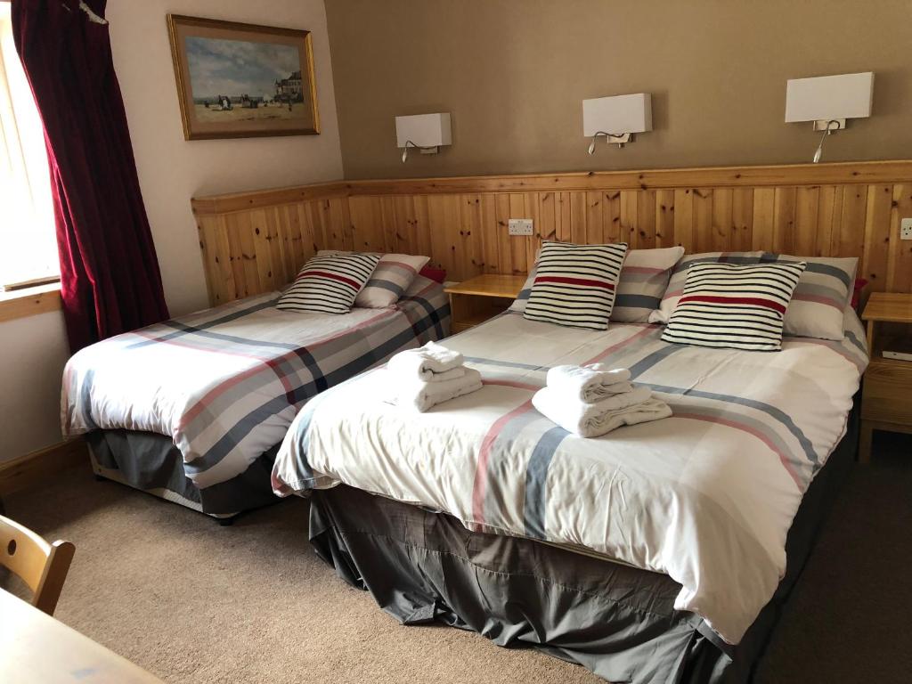 Postel nebo postele na pokoji v ubytování Port Askaig Hotel