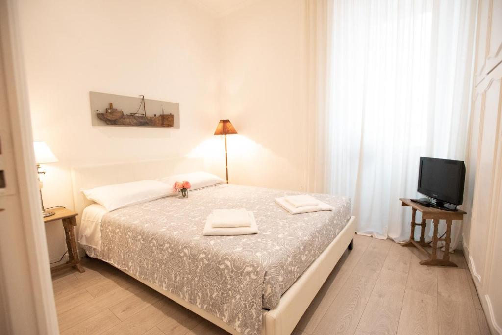 ein Schlafzimmer mit einem Bett mit zwei Handtüchern darauf in der Unterkunft Rome Sweet Home near Metro Flaminio in Rom