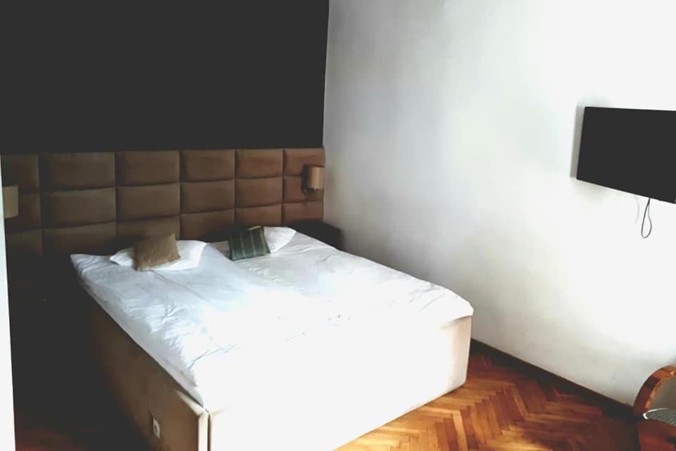 Postel nebo postele na pokoji v ubytování Chmielna 5 Rooms & Apartments