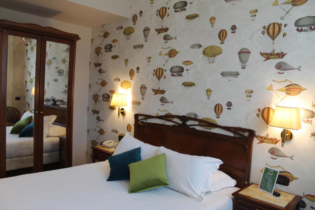 Postel nebo postele na pokoji v ubytování Hotel Continental Genova
