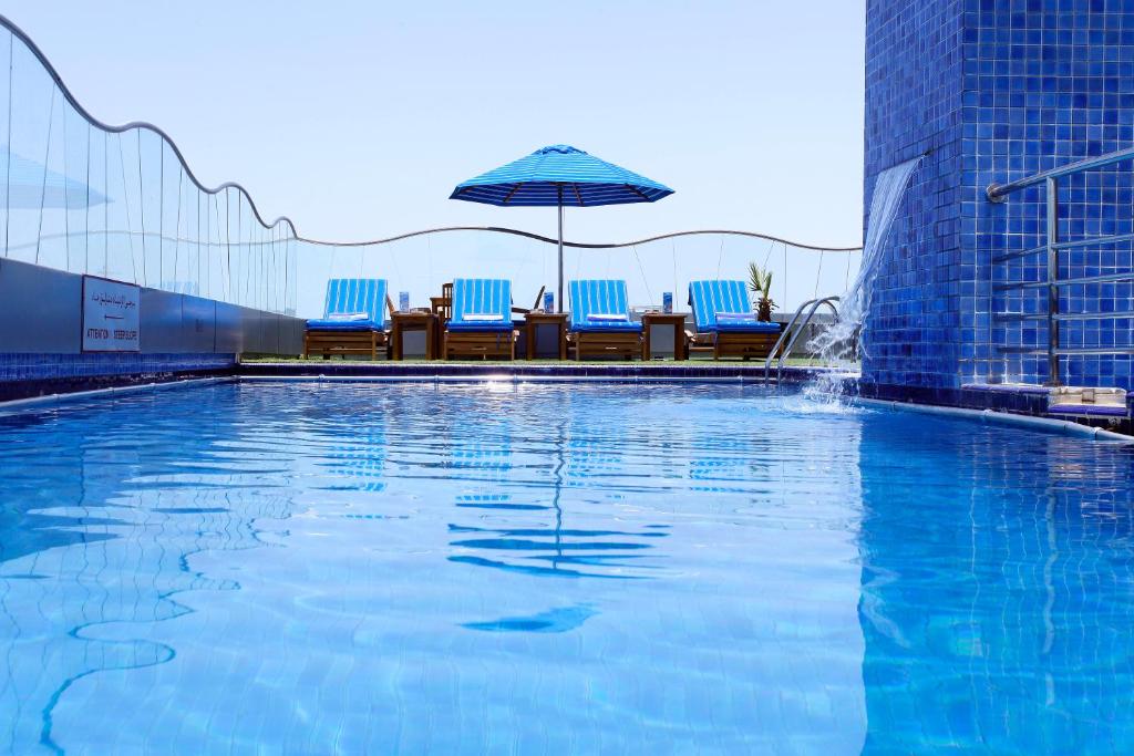 Bazén v ubytování Samaya Hotel Deira nebo v jeho okolí