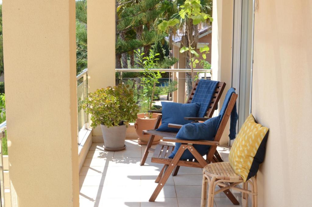 dwa niebieskie krzesła siedzące na balkonie w obiekcie Apartment Hispamar w Alicante