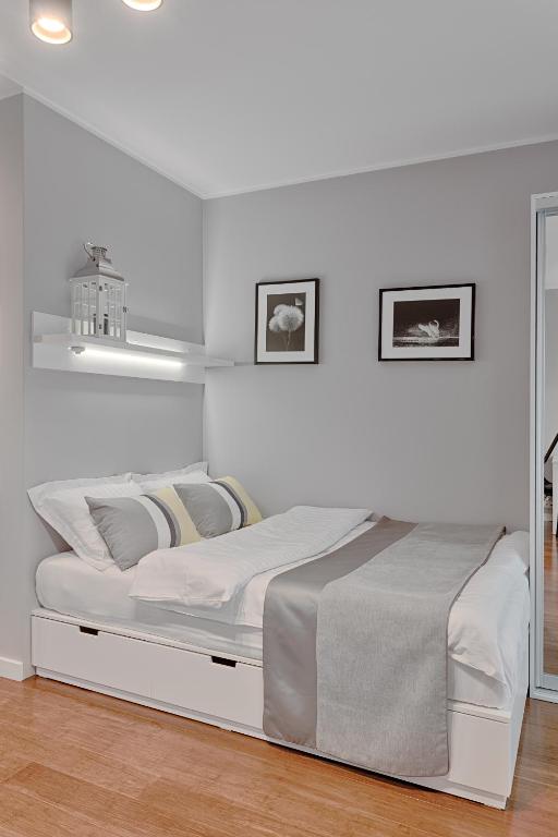 Posteľ alebo postele v izbe v ubytovaní Mennica Central Apartments