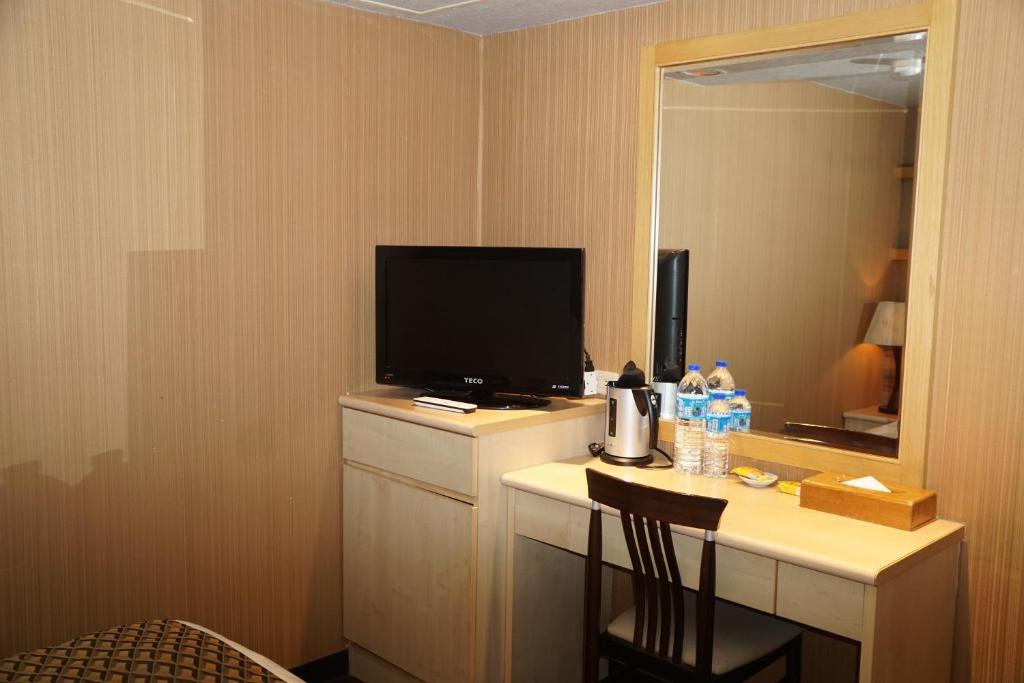 TV a/nebo společenská místnost v ubytování Dahshin Hotel