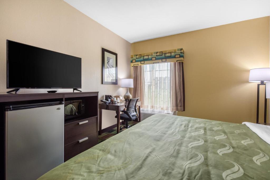 Quality Inn Cadiz - King Room With Roll-In Shower - Disability Access