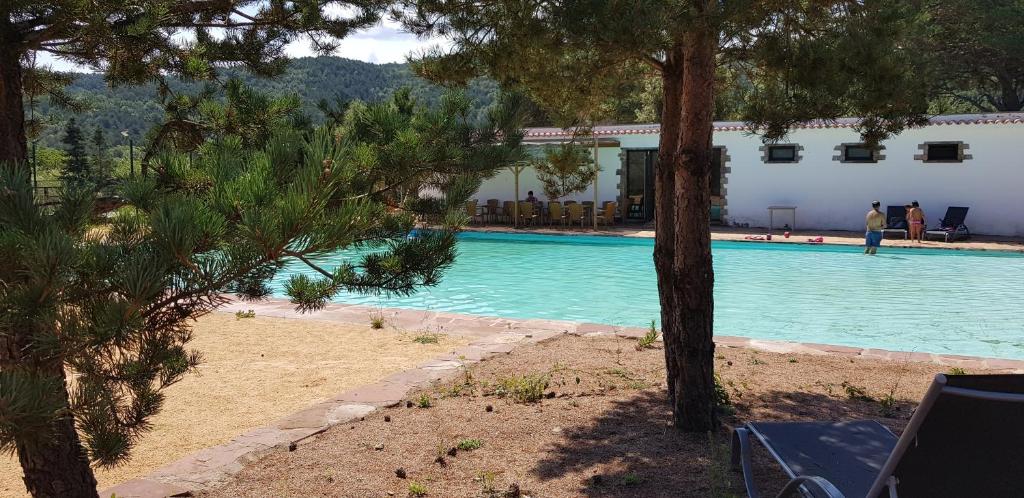 Bazén v ubytování Hostal La Guineu nebo v jeho okolí