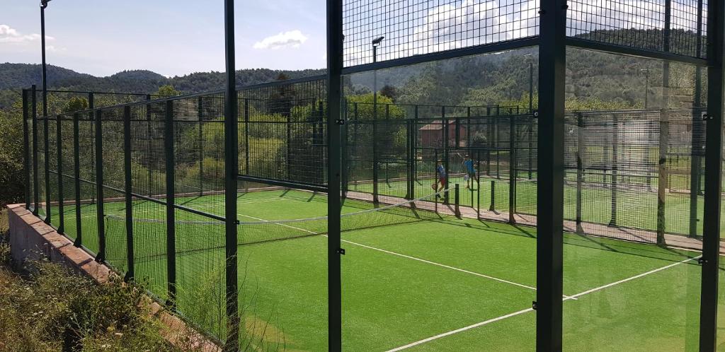 Tenis a/nebo squash v ubytování Hostal La Guineu nebo okolí