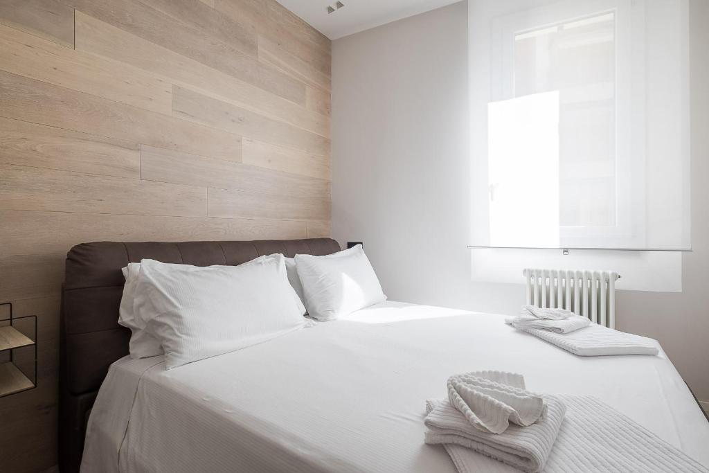 A bed or beds in a room at Pratello Suite Apartment